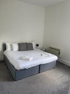 Ein Bett oder Betten in einem Zimmer der Unterkunft 2 bed apartment complete with bedding and towels