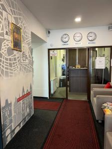 ein Büro mit Uhren an der Wand und eine Lobby in der Unterkunft Hotel Residence Spalena in Prag