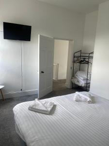 Gallery image of 2 bed apartment complete with bedding and towels in Wellington