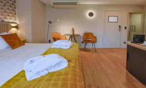 Postel nebo postele na pokoji v ubytování Hotel Quartier Latin