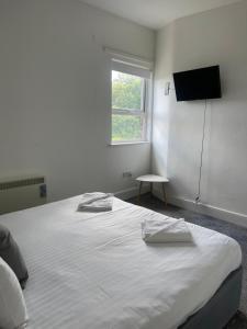 Ein Bett oder Betten in einem Zimmer der Unterkunft 2 bed apartment complete with bedding and towels