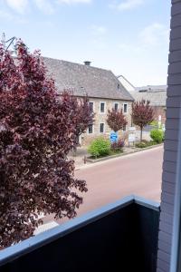 desde una ventana de una calle con un edificio en Maison Charlemagne Kelmis, en La Calamine