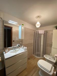 Ванная комната в La Casa del Borgo-intero appartamento-cir22158