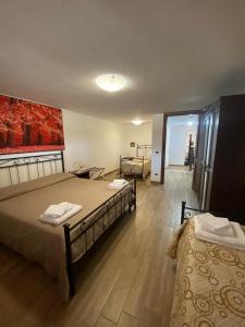 una camera d'albergo con due letti e uno specchio di La Casa del Borgo-intero appartamento-cir22158 a Latina