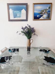 szklany stół z wazonem z kwiatami w obiekcie Architectural Bright open place with a private garden at Yarralumla w mieście Yarralumla