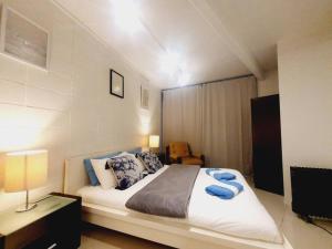 sypialnia z łóżkiem z niebieskimi ręcznikami w obiekcie Architectural Bright open place with a private garden at Yarralumla w mieście Yarralumla