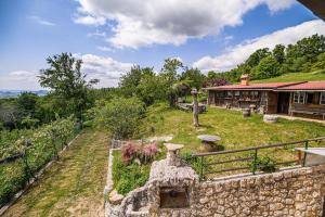 uma propriedade com uma parede de pedra e uma casa em ECO Tourist Farm Kostanje em Sevnica