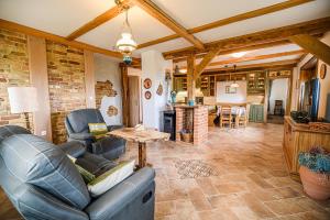 uma sala de estar com um sofá de couro e uma mesa em ECO Tourist Farm Kostanje em Sevnica