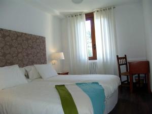 Habitación de hotel con 2 camas y ventana en badain en La Fortunada
