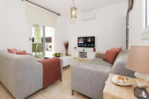 普羅塔拉斯的住宿－Villa Danata，客厅配有两张沙发和一台电视机