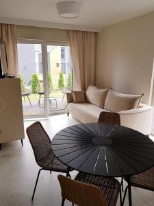 a living room with a table with an umbrella at Apartament Jastrzębia Góra 12 B in Władysławowo