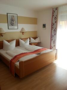 Postel nebo postele na pokoji v ubytování Hotel Quellenhof