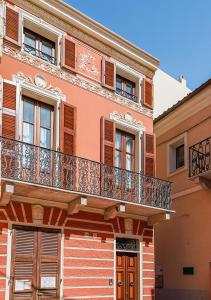 a building with a balcony on the side of it at Ad Oriente in La Maddalena