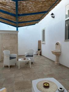 a patio with chairs and a table and a ceiling at Villa Mimina in San Pietro in Bevagna