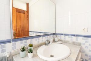 uma casa de banho com um lavatório e um espelho em Oceanfront Rainbow Costa Adeje 14V35 em Callao Salvaje