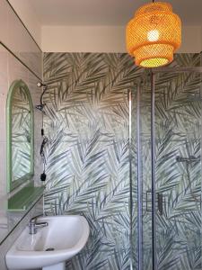 baño con lavabo y espejo grande en NICE - camere con bagno privato en Lioni