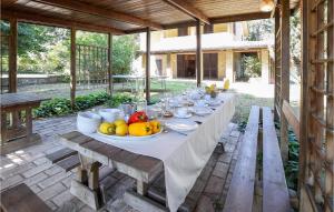 uma mesa com uma toalha de mesa branca e fruta sobre ela em Beautiful Home In Rivotorto Di Assisi With Wifi em Passaggio Di Assisi