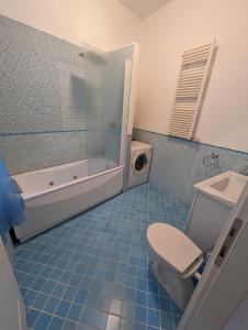 ライグエーリアにあるVilla Corsiniの青いタイル張りのバスルーム(トイレ、シンク付)