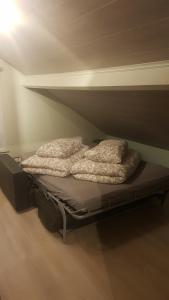 een bed met twee kussens in een kamer bij Village U33 in Jabbeke