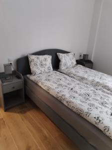 Cama en habitación con marco de cama y almohadas en Piso Attila, en Sanxenxo