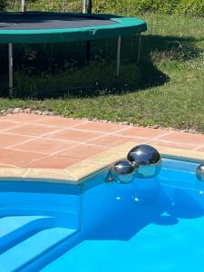 gîte de Fontjalabert en campagne tout confort内部或周边的泳池