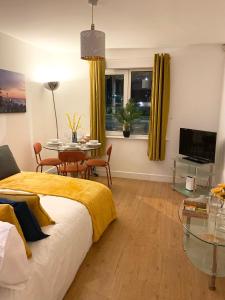 una camera con letto, tavolo e TV di St James’ Blvd Newcastle Apartment a Newcastle upon Tyne