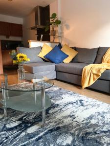 un soggiorno con divano e tavolo in vetro di St James’ Blvd Newcastle Apartment a Newcastle upon Tyne