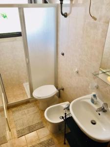 Un baño con inodoro, lavabo y ducha. en Salento_Cala Acquaviva a Marina di Marittima (LE), en Marittima