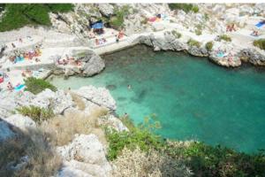 Una vista aérea de una playa con gente en el agua. en Salento_Cala Acquaviva a Marina di Marittima (LE), en Marittima 2 fotos más