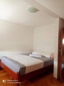 Una cama o camas en una habitación de Apartman Simović, Vrnjačka Banja