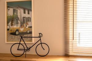 a bike in a room with a picture of a car at La Martinoise Patio in Saint-Martin-de-Ré