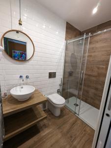 uma casa de banho com um WC, um lavatório e um chuveiro em Villa Corsini em Laigueglia