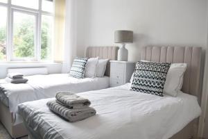two beds sitting next to each other in a bedroom at 2 Bedroom Apartment in Gateshead in Gateshead