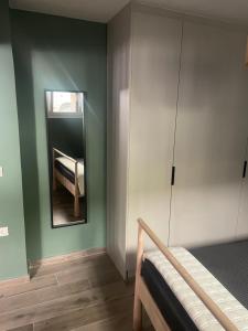 una camera con letto e specchio di Comfy 1Bdr apartment Netflix-WiFi a Pireo