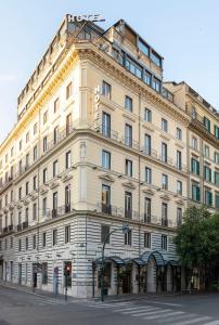 un grande edificio all'angolo di una strada di Romanico Palace Luxury Hotel & SPA a Roma