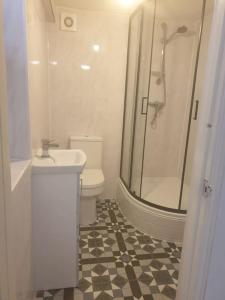 Koupelna v ubytování Evo B - Gravesend 1 Bedroom Flat 2 Min Walk to Station & Town Centre - longer stays available
