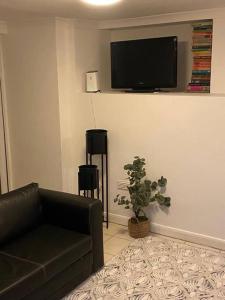 TV a/nebo společenská místnost v ubytování Evo B - Gravesend 1 Bedroom Flat 2 Min Walk to Station & Town Centre - longer stays available + 3 fotografie
