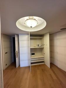 una camera con soffitto con lampadario di Surmeli Istanbul Hotel a Istanbul