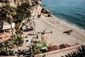 an overhead view of a beach with people and the ocean at Apartamento Jimena Cadiz en el centro de Nerja in Nerja