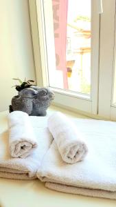 a pair of towels sitting on a window sill at Hotel Jugend with Self Check-in in Liepāja +78 photos