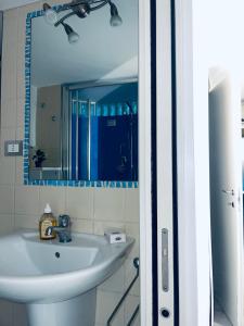 een badkamer met een wastafel en een spiegel bij Pescara Love in Pescara