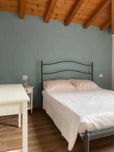 Schlafzimmer mit einem Bett, einem Schreibtisch und einem Tisch in der Unterkunft Ari’sNest in Caprino Veronese