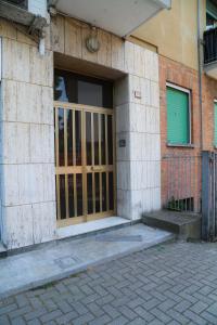 an entrance to a building with a green door at GUEST HOUSE SIMONAZZI in Reggio Emilia