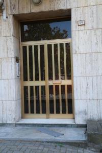une porte d'un bâtiment avec une porte dans l'établissement GUEST HOUSE SIMONAZZI, à Reggio d'Émilie