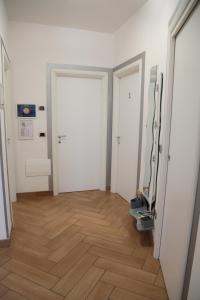 - un couloir avec deux portes et du parquet dans l'établissement GUEST HOUSE SIMONAZZI, à Reggio d'Émilie