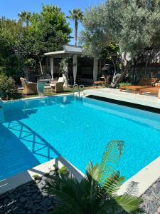 a large swimming pool in a yard at Argente Alaçatı (Adult Only) in Alacati