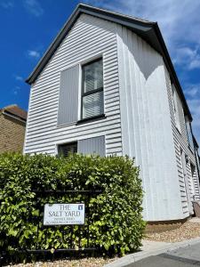 een wit huis met een bord ervoor bij Salt Yard Cottage No 2 in Whitstable