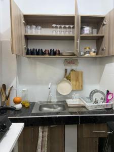 cocina con fregadero y encimera en Davkin Apartments en Mombasa