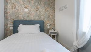 Un pat sau paturi într-o cameră la Italianway - The B Village Superior