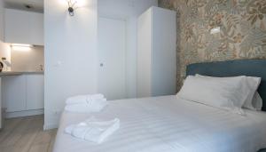 Un pat sau paturi într-o cameră la Italianway - The B Village Superior